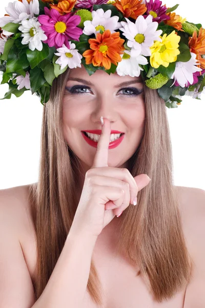 Přírodní krásy žena s květinami — Stock fotografie