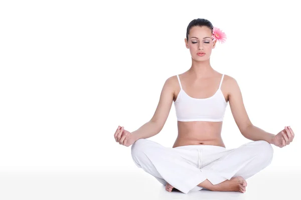 Giovane donna che pratica yoga nella posizione del loto — Foto Stock