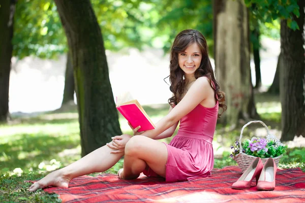 Романтичная девушка на пикнике — стоковое фото