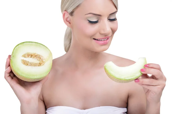 Vacker kvinna med en bit av melon — Stockfoto