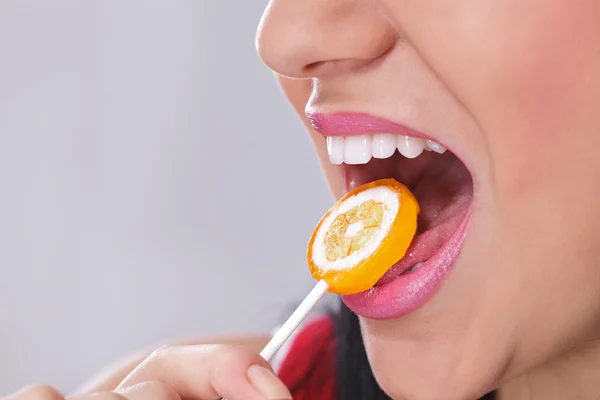 ロリポップを食べる若い女性 — ストック写真