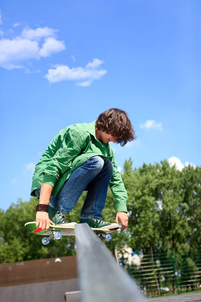 Giovane pattinaggio skateboarder — Foto Stock