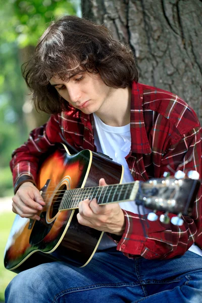 Young man playing the guitar — Stock Photo, Image