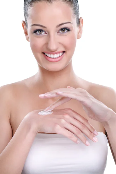 Mulher aplicando creme cosmético nas mãos — Fotografia de Stock