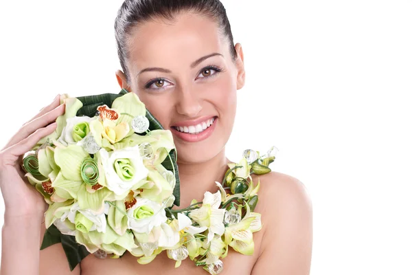 Naturlig skönhet kvinna med blommor — Stockfoto
