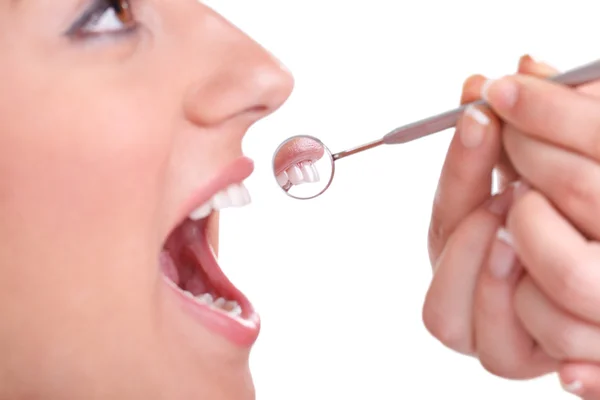 Frisk kvinna tänder och en tandläkare mun spegel — Stockfoto