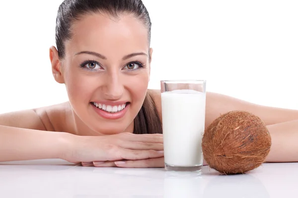 Mulher com leite de coco — Fotografia de Stock