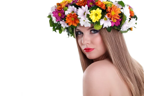 Naturlig skönhet kvinna med krans blommor — Stockfoto