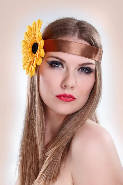 Skönhet make up kvinna med blomma i håret — Stockfoto