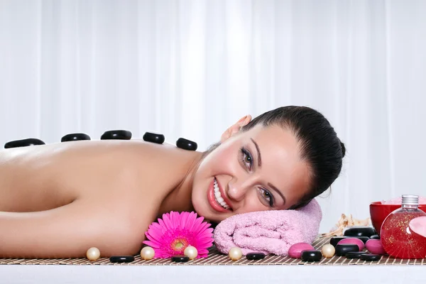 Charmante femme se faisant masser dans un spa — Photo