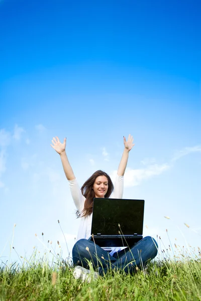 Chica usando el ordenador portátil al aire libre Imágenes de stock libres de derechos