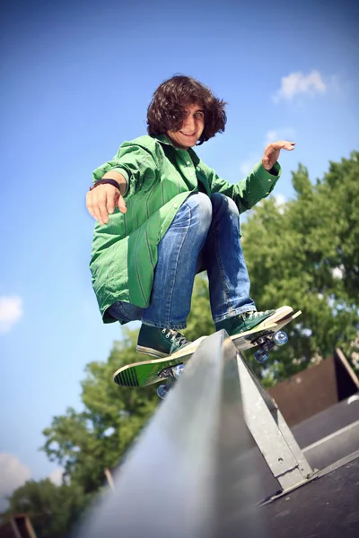 Pojke Skateboardåkning på en park — Stockfoto