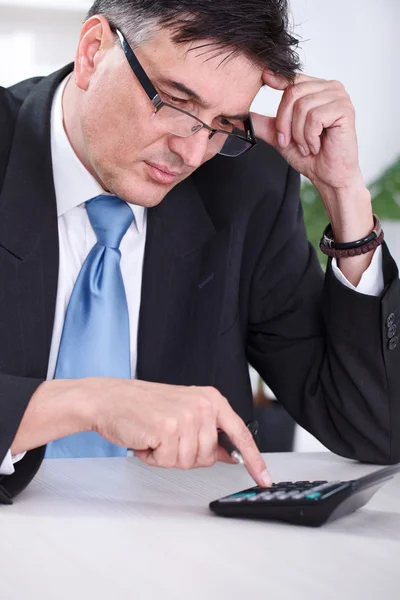 Worried businessman calculating — Stock Photo, Image