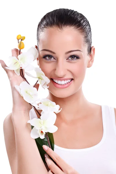 白い蘭の花を持つ女性の笑みを浮かべてください。 — ストック写真
