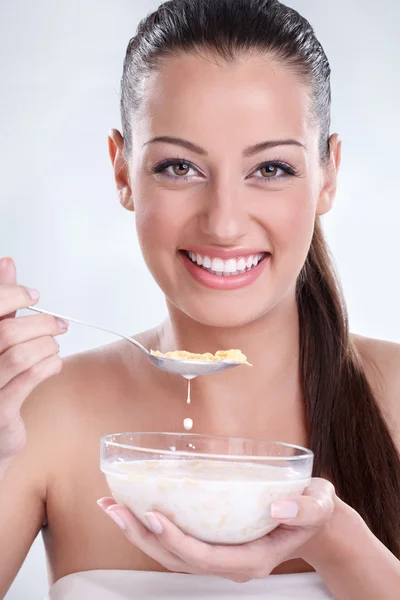 Frisk kvinna äter cornflakes spannmål — Stockfoto