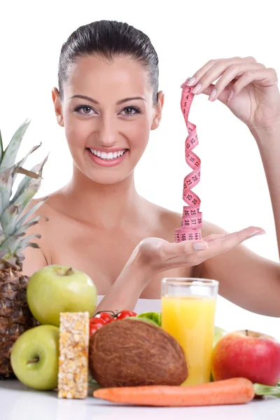Mladá žena s čerstvým ovocem a Svinovací metr — Stock fotografie