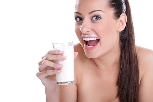 Смешная девушка со стаканом молока — стоковое фото