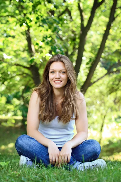 Beautiful woman resting in park — Stock Photo, Image