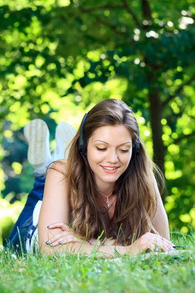 Meisje ontspannen en genieten van op gras — Stockfoto