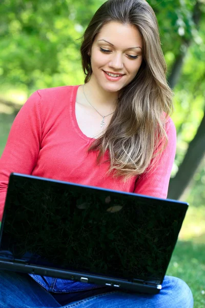 Γυναίκα με φορητό υπολογιστή, εξωτερική — Φωτογραφία Αρχείου