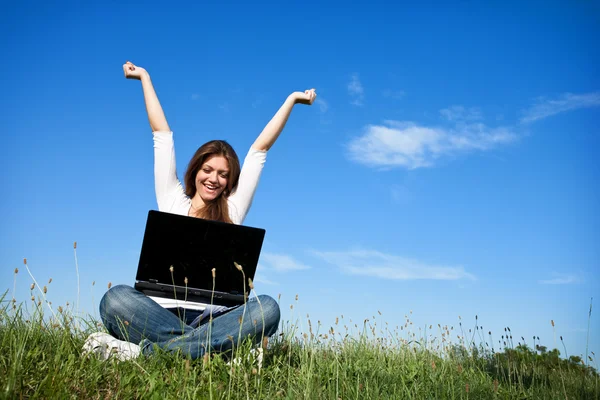 Mulher feliz com laptop — Fotografia de Stock