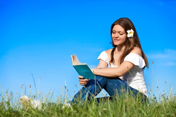 Chica con libro disfrutando en verano —  Fotos de Stock