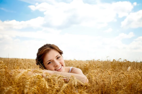 Портрет красивой девушки в поле — стоковое фото
