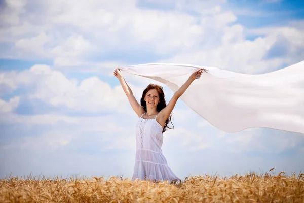 Woman in wheat field — Stock Photo, Image