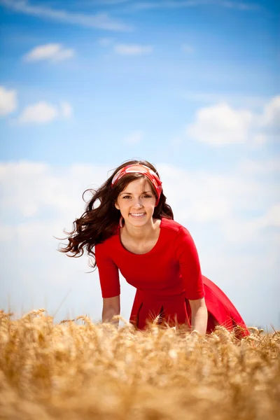 Linda chica en la mujer sonriente en vestido blanco en el campo —  Fotos de Stock
