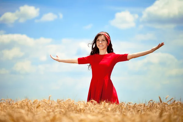 Женщина в золотой пшенице — стоковое фото