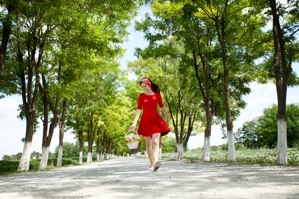 Ung flicka vandrar i naturen — Stockfoto