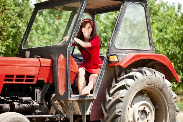 Женщина на тракторе — стоковое фото