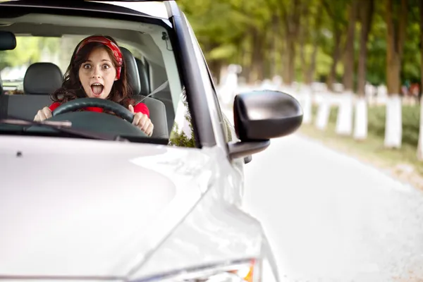 Mulher assustada ao volante — Fotografia de Stock