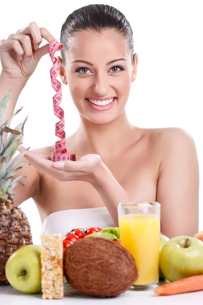 Mulher com alimentos saudáveis e fita métrica — Fotografia de Stock