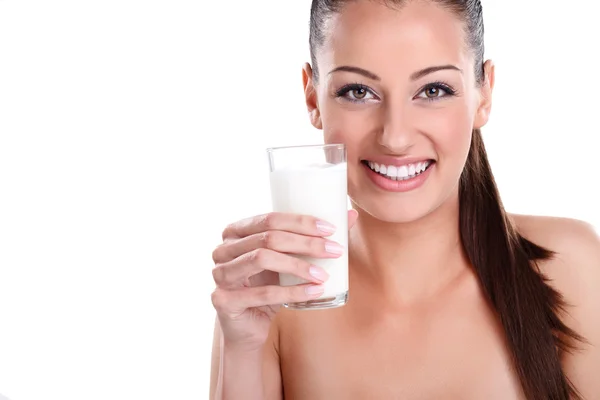 Schöne gesunde Frau mit Milch — Stockfoto