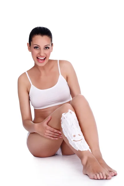 Felicidad mujer afeitarse piernas — Foto de Stock