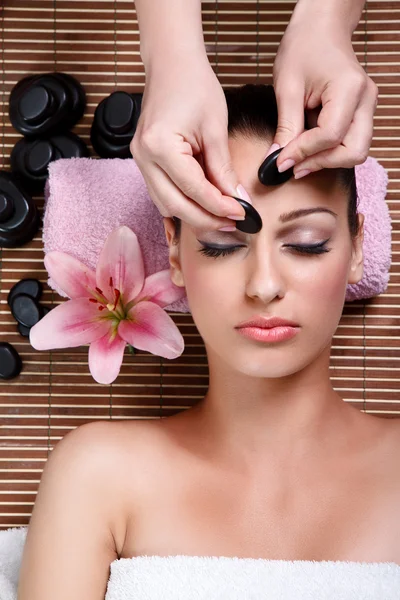 Beauty woman having cosmetic massage, facial treatment — стоковое фото