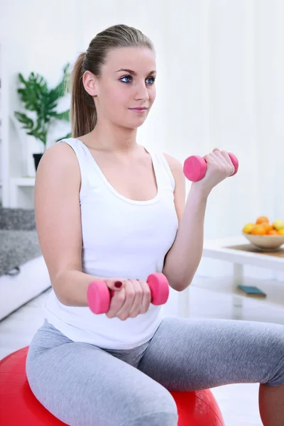 Женщина делает упражнения на фитнес мяч — стоковое фото