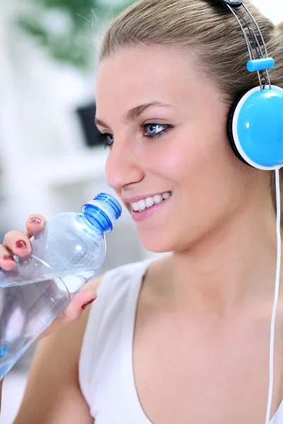 Chica de fitness beber agua — Foto de Stock