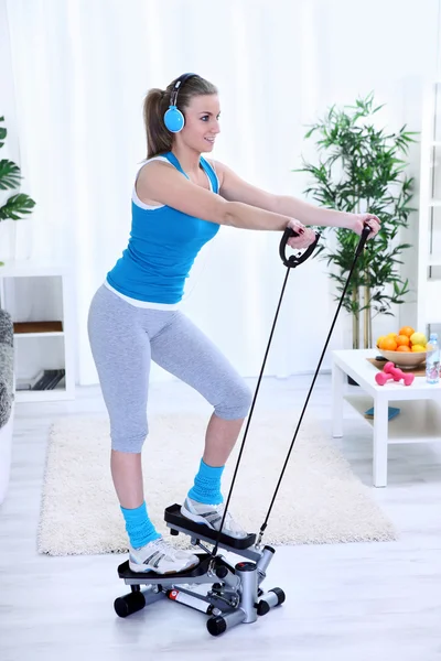 Žena cvičení doma na krokové trenér — Stock fotografie