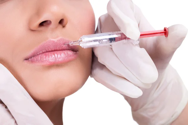 Frau bekommt Botox in die Lippen gespritzt — Stockfoto