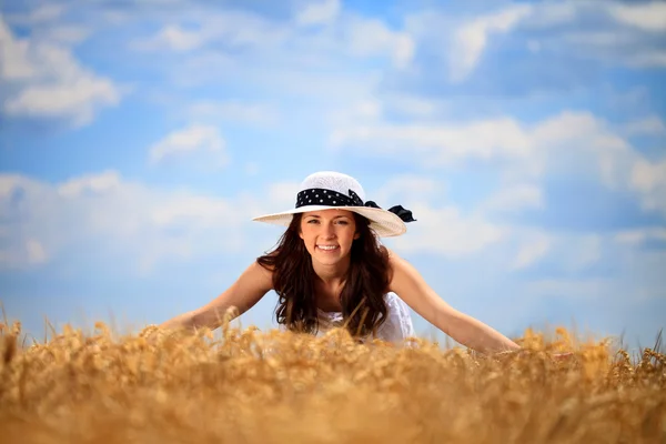 Щаслива дівчина в полі — стокове фото
