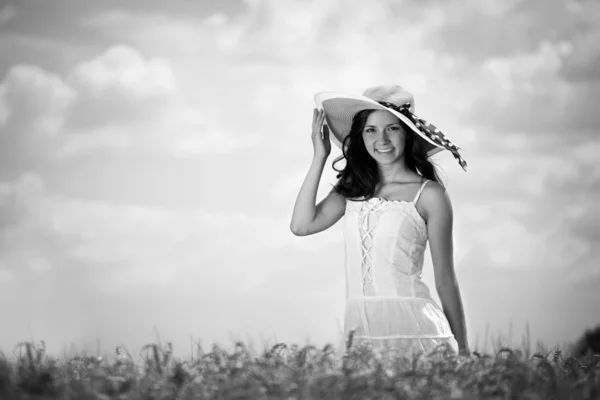 Mulher linda no campo de trigo — Fotografia de Stock