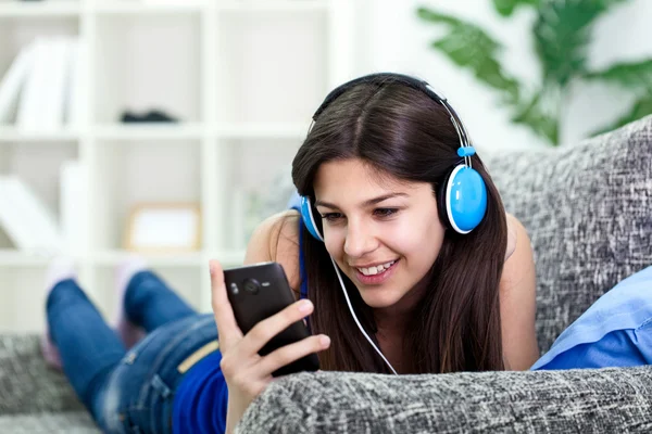 Teenager girl listening to music — Stockfoto