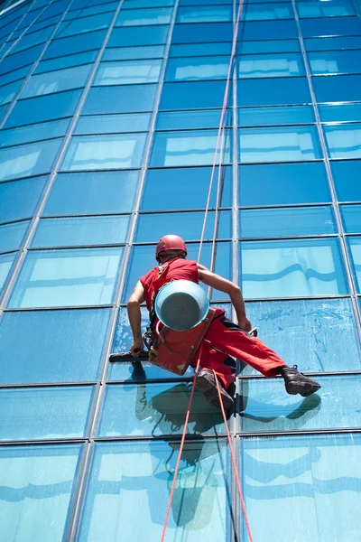 Laveuse de fenêtres immeuble de bureaux haut — Photo