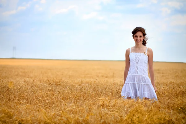 Femme debout dans le champ de blé — Photo