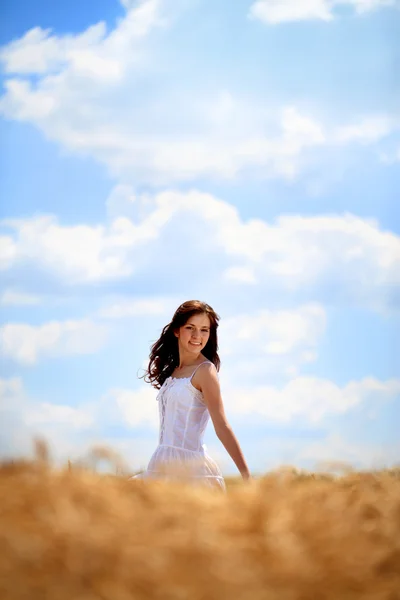 Donna felice godendo nel campo di grano — Foto Stock