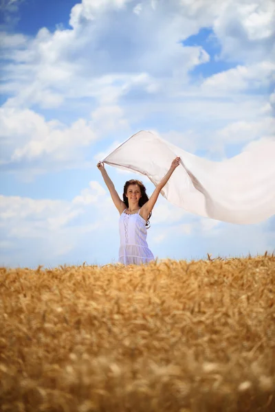 Mulher com cachecol branco no vento — Fotografia de Stock