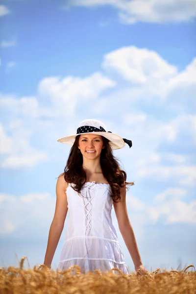 Alan içinde yaz günü zevk içinde genç bir kadın — Stok fotoğraf