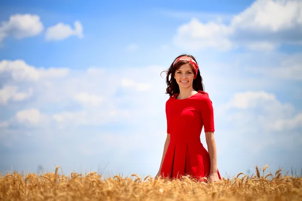 Young lovely girl in wheat field — Stock Photo, Image